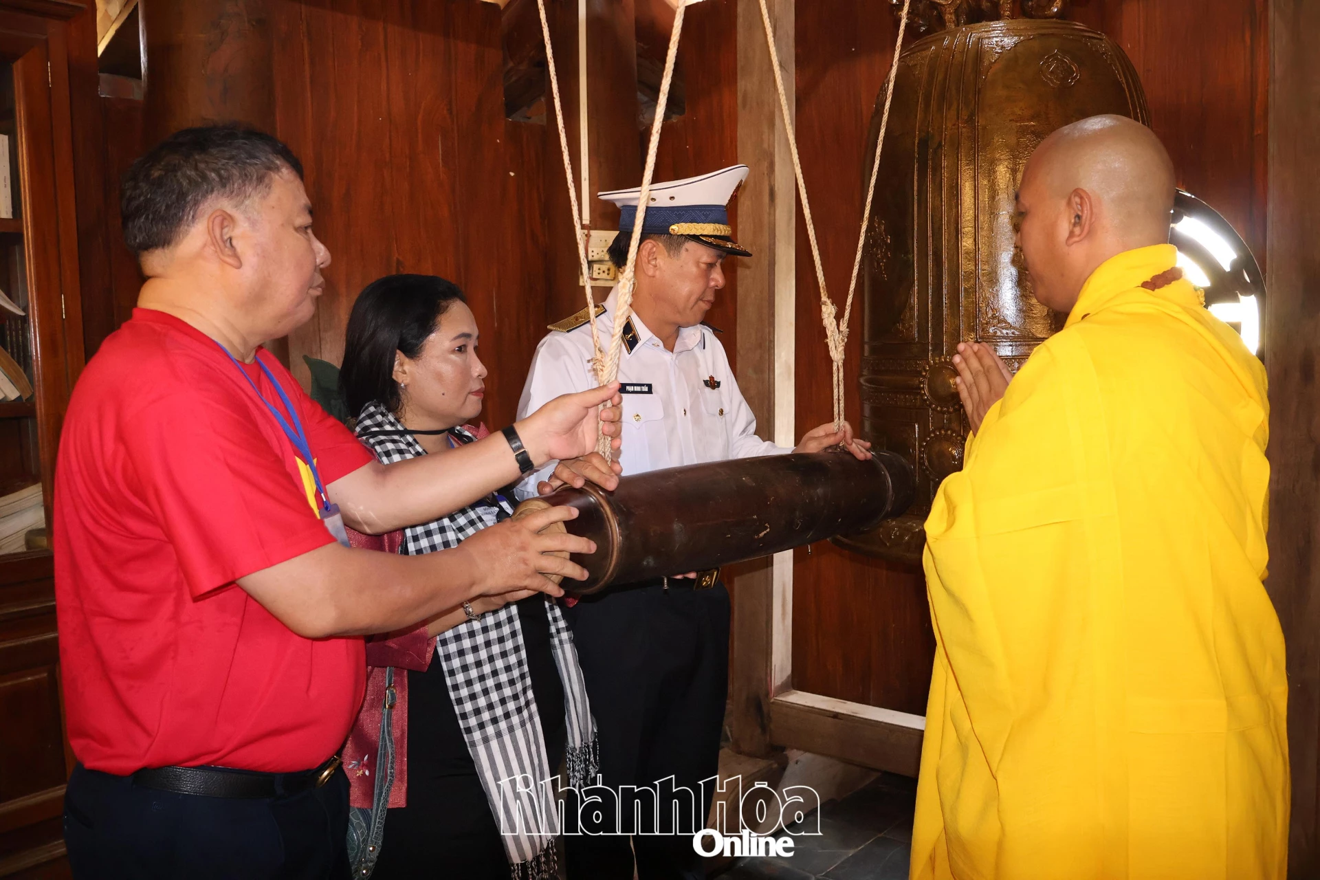 Lãnh đạo Đoàn Công tác số 15 đến cùng Trụ trì chùa thỉnh chuông tại chùa Song Tử Tây.