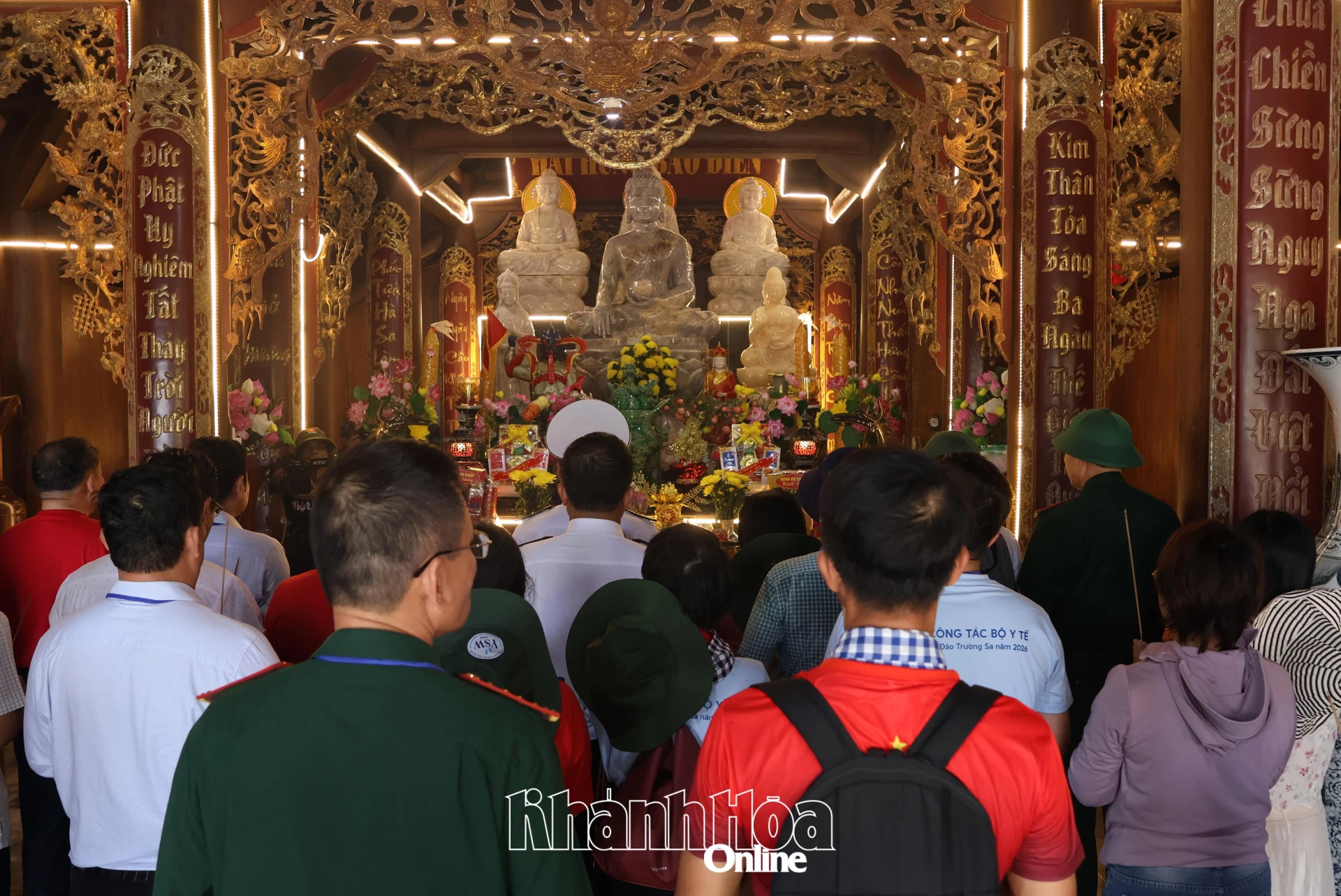 Đoàn công tác thắp hương tại chùa đảo Song Tử Tây.