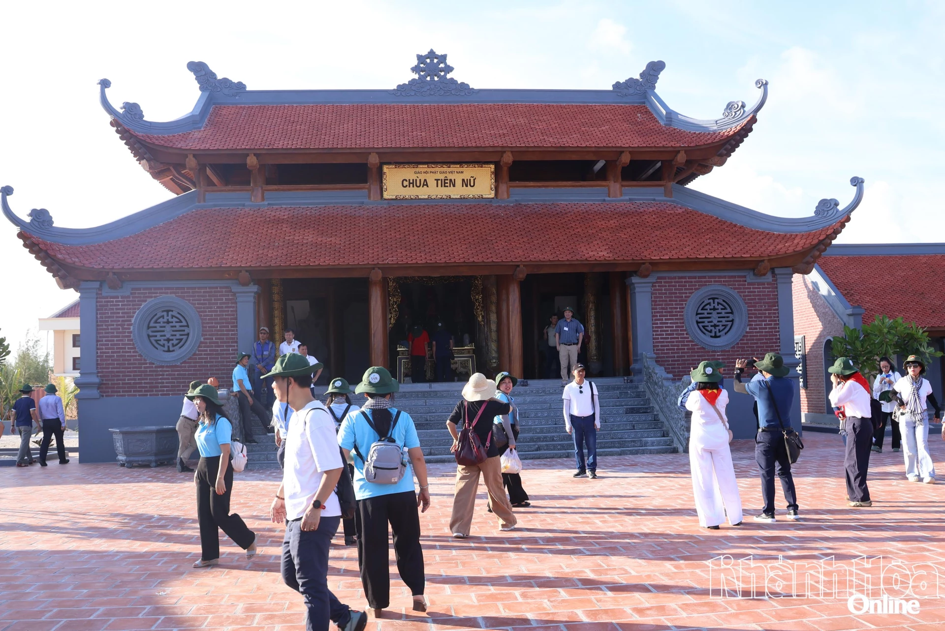 Ngôi chùa ở Đảo Tiên Nữ đang trong quá trình tôn tạo.