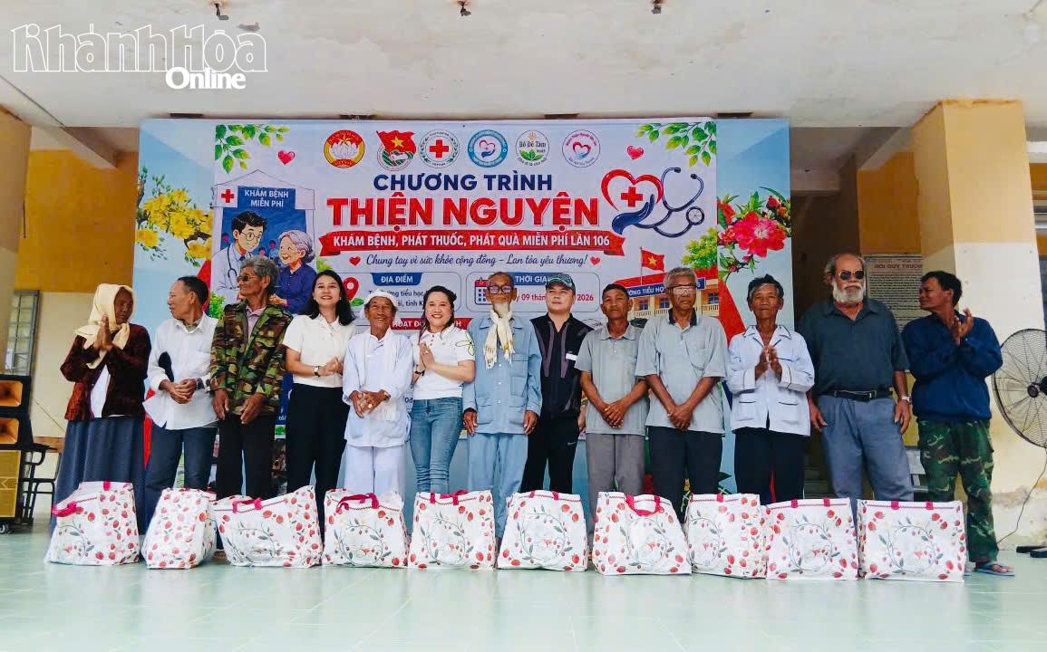 Chương trình trao tặng quà cho người dân tới khám bệnh