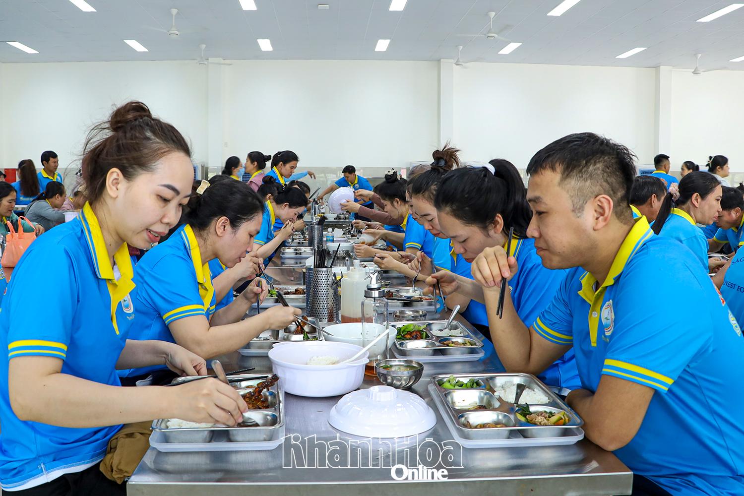 Công nhân Nhà máy Chế biến nguyên liệu Yến sào Sanvinest Khánh Hòa quây quần bên Bữa cơm công đoàn.