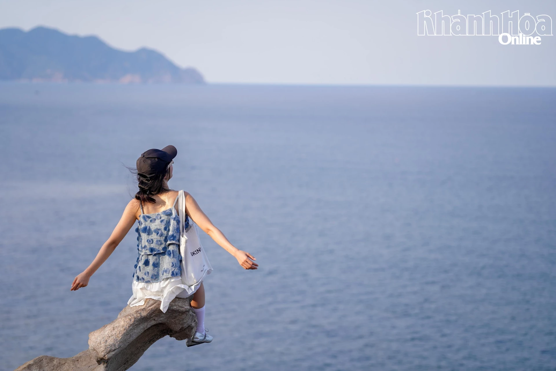 Mỏm đá nhô ra hướng biển được nhiều du khách lựa chọn chụp ảnh.