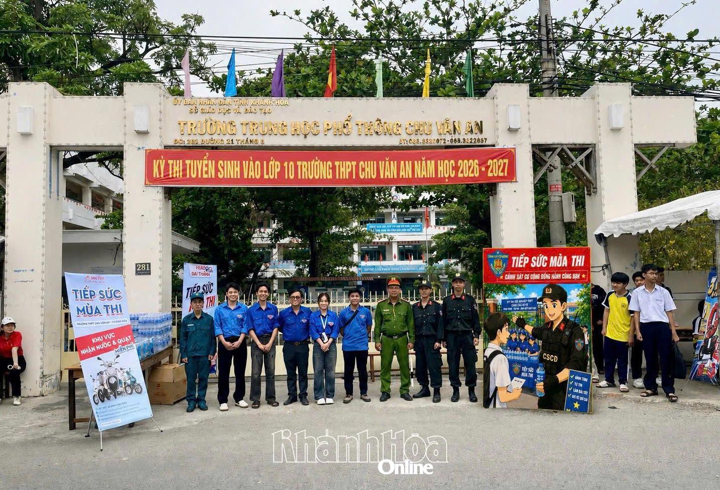 
Chi đoàn 3 Phòng Cảnh sát cơ động phối hợp với Đoàn phường Bảo An tổ chức chương trình “Tiếp sức mùa thi” tại điểm thi Trường THPT Chu Văn An.