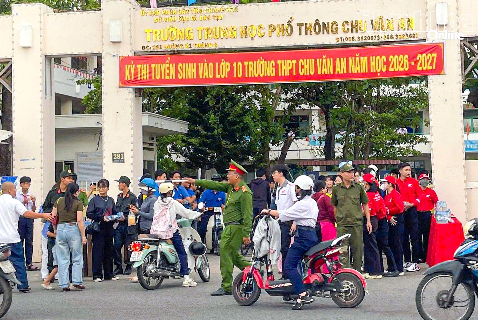 Chi đoàn 3 Phòng Cảnh sát cơ động phối hợp cùng Đoàn phường Bảo An tổ chức chương trình “Tiếp sức mùa thi” tại điểm thi Trường THPT Chu Văn An.