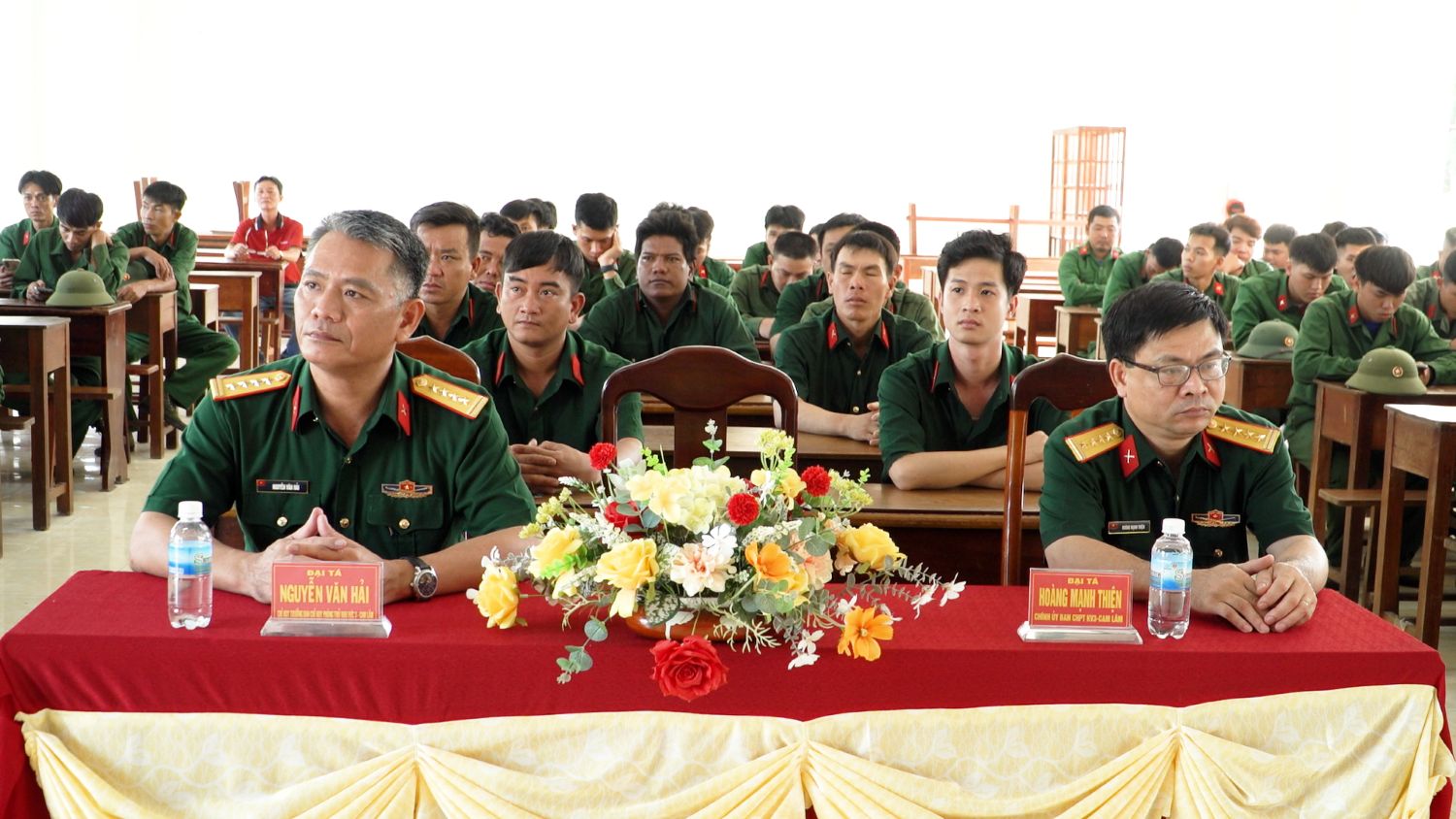 Các đại biểu tham dự lễ khai mạc.