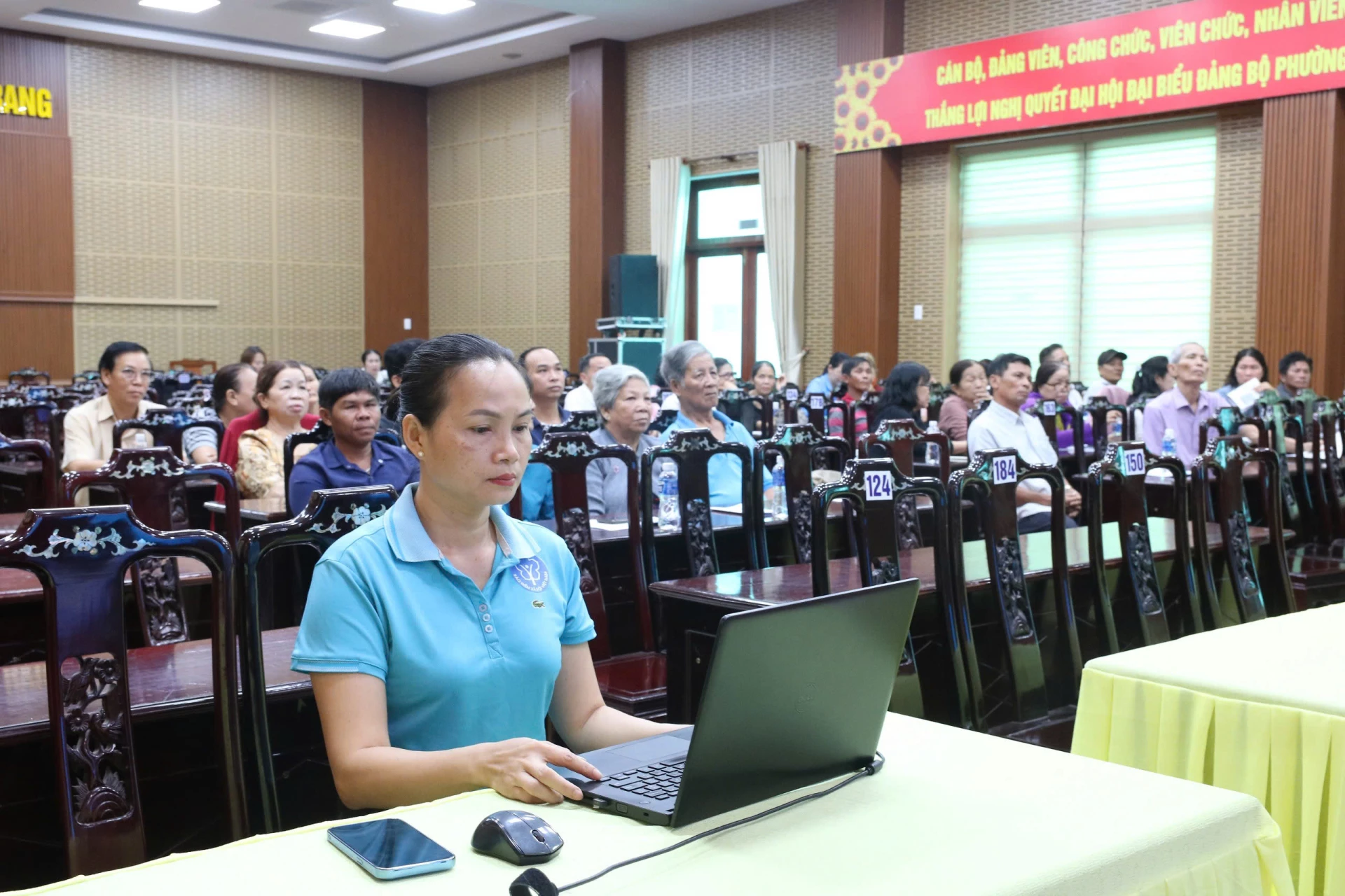 Các đại biểu tham gia hội nghị.