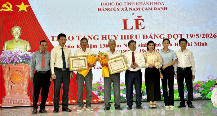 Đảng ủy xã Nam Cam Ranh trao Huy hiệu Đảng đợt 19-5 cho 2 đảng viên