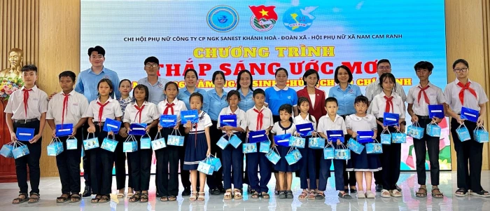 Trao 15 suất quà cho học sinh có hoàn cảnh khó khăn tại xã Nam Cam Ranh