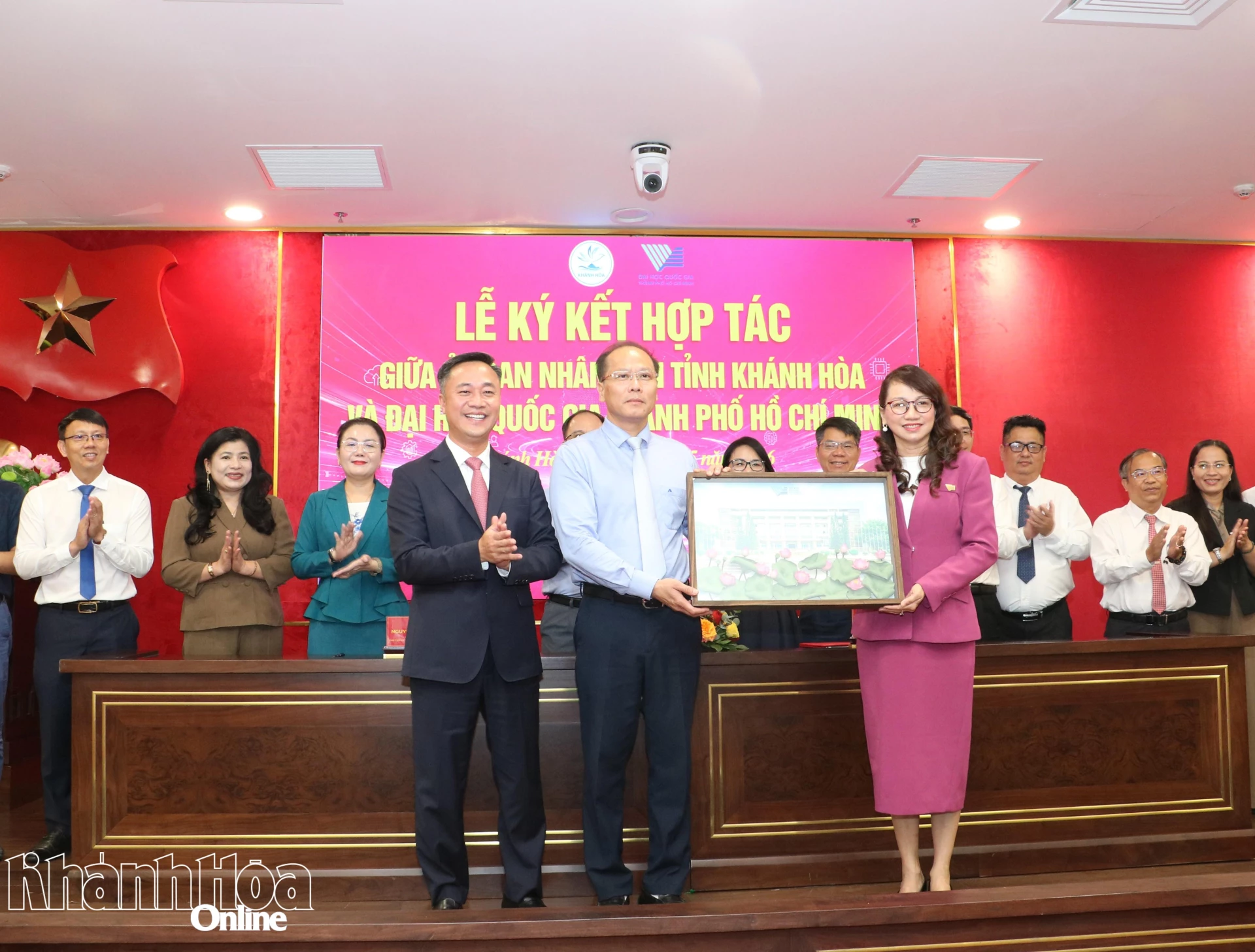 Đại diện Đại học Quốc gia TP. Hồ Chí Minh tặng quà cho Thường trực Tỉnh ủy Khánh Hòa