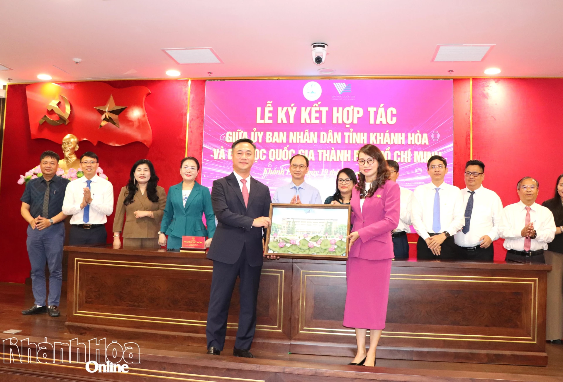 Đại diện Đại học Quốc gia TP. Hồ Chí Minh tặng quà lưu niệm cho UBND tỉnh