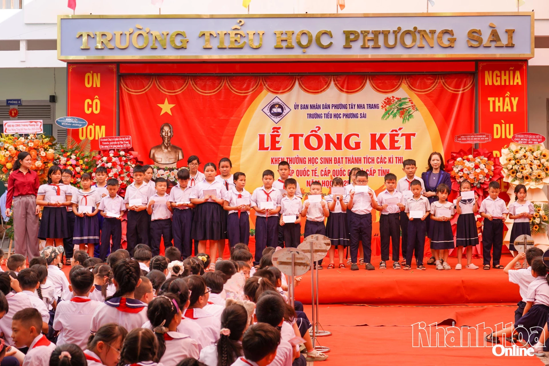 Đại diện lãnh đạo phường Tây Nha Trang và Ban cha mẹ học sinh trường trao quà khuyến học cho học sinh nghèo vượt khó