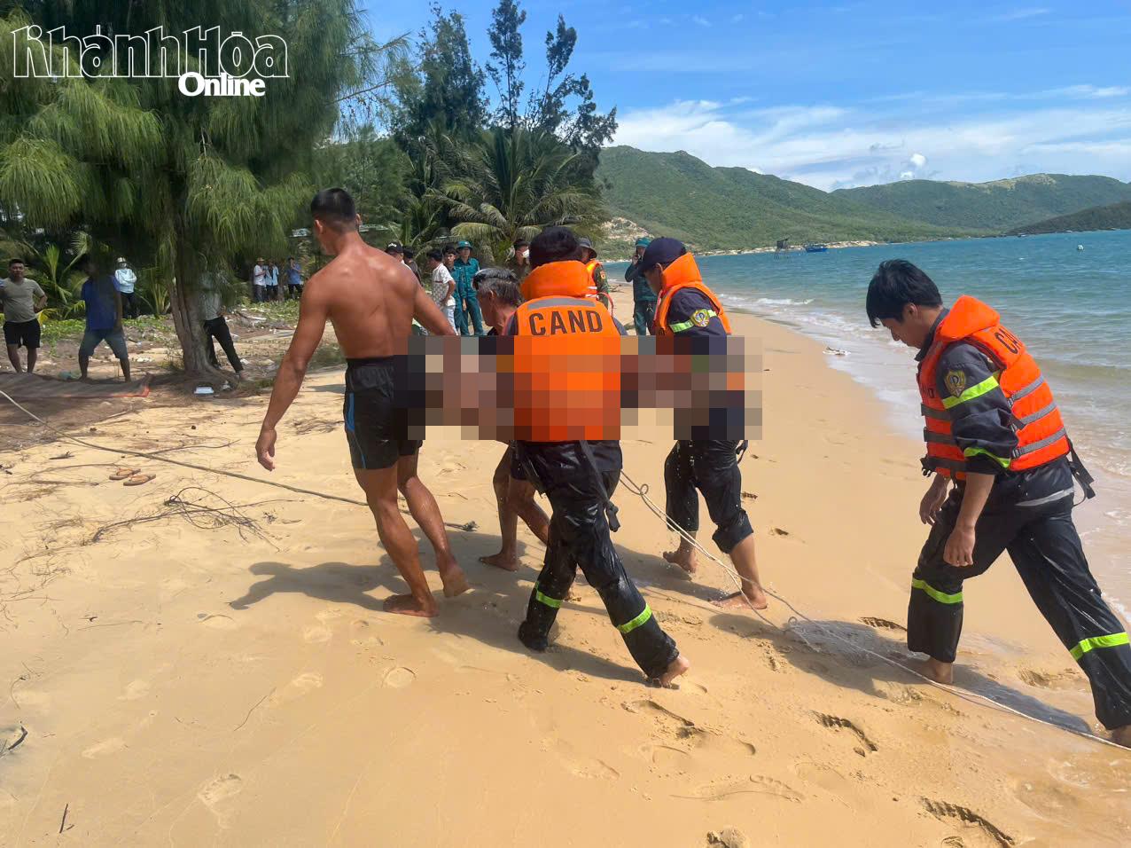 Lực lượng chức năng đưa thi thể nạn nhân lên bờ. 