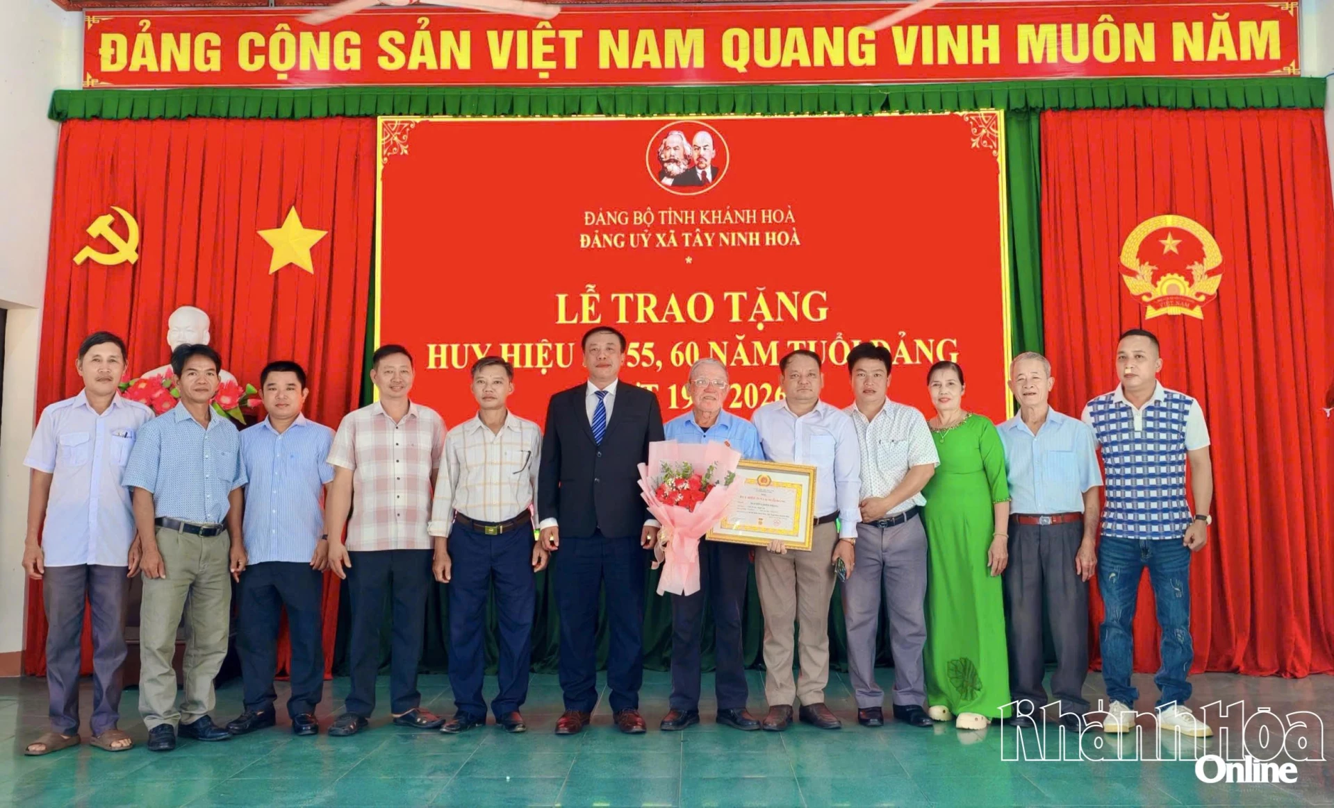 Đảng viên Nguyễn Chiến Thắng nhận Huy hiệu 55 tuổi Đảng