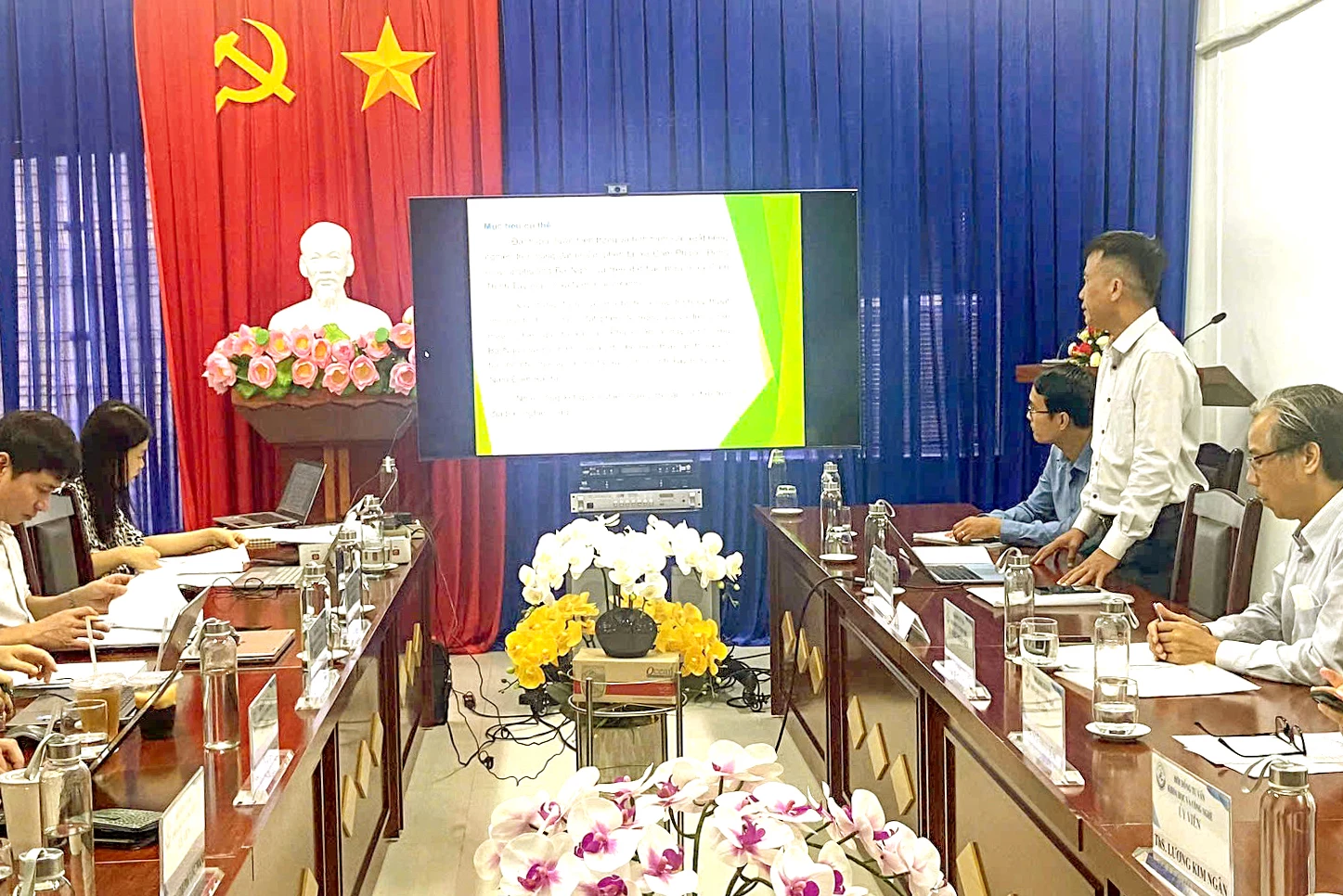 Đại diện nhóm nghiên cứu trình bày đề tài.