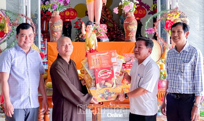 Lãnh đạo xã Đại Lãnh thăm, chúc mừng các cơ sở Phật giáo