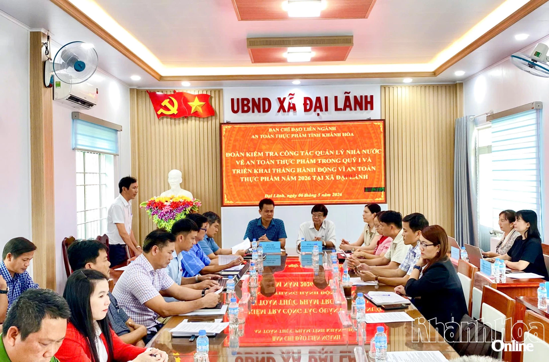 Quang cảnh buổi làm việc.