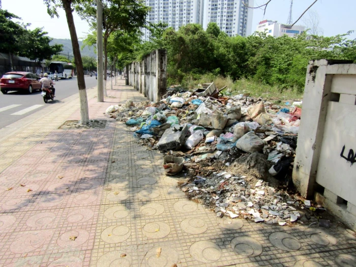 Đổ xà bần, rác thải bừa bãi 