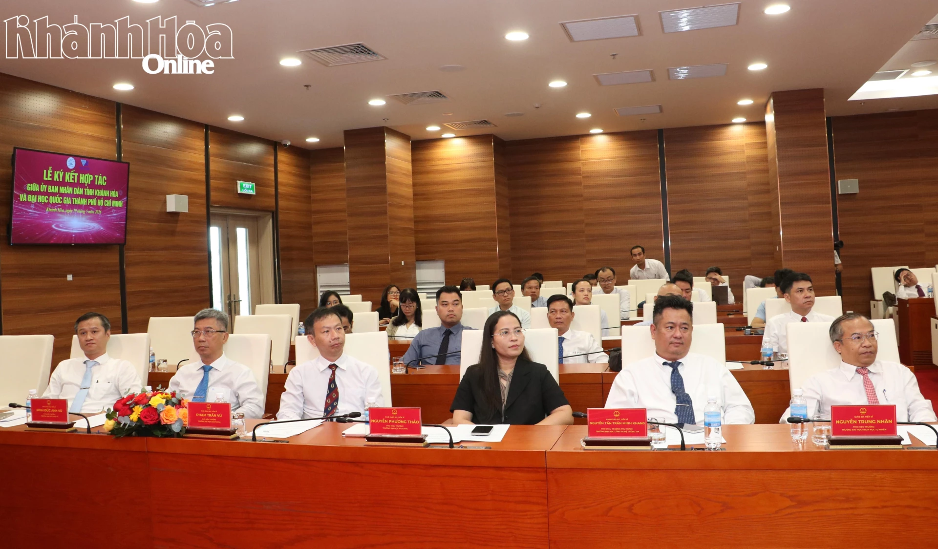 Đoàn công tác của Đại học Quốc gia TP. Hồ Chí Minh tham dự lễ ký kết.