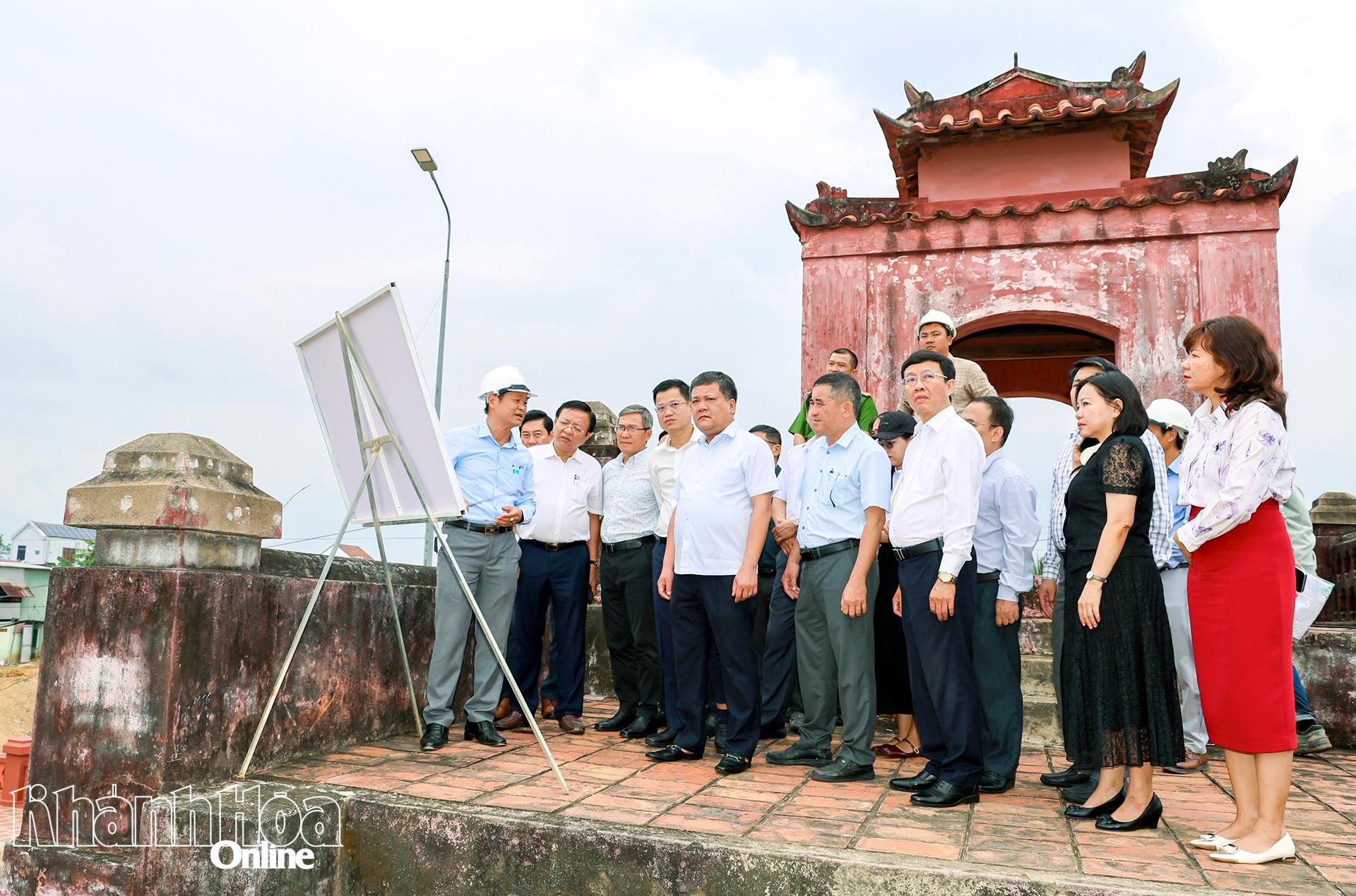 Bí thư Tỉnh ủy Trần Phong kiểm tra tiến độ triển khai Dự án Tu bổ, tôn tạo di tích Thành cổ Diên Khánh.