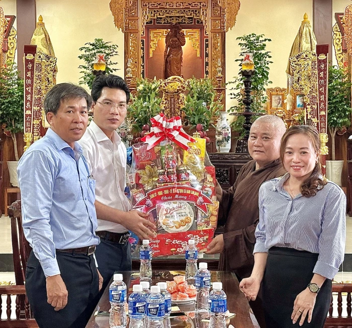 Lãnh đạo xã Nam Cam Ranh thăm, tặng quà các cơ sở Phật giáo nhân Đại lễ Phật đản 2026