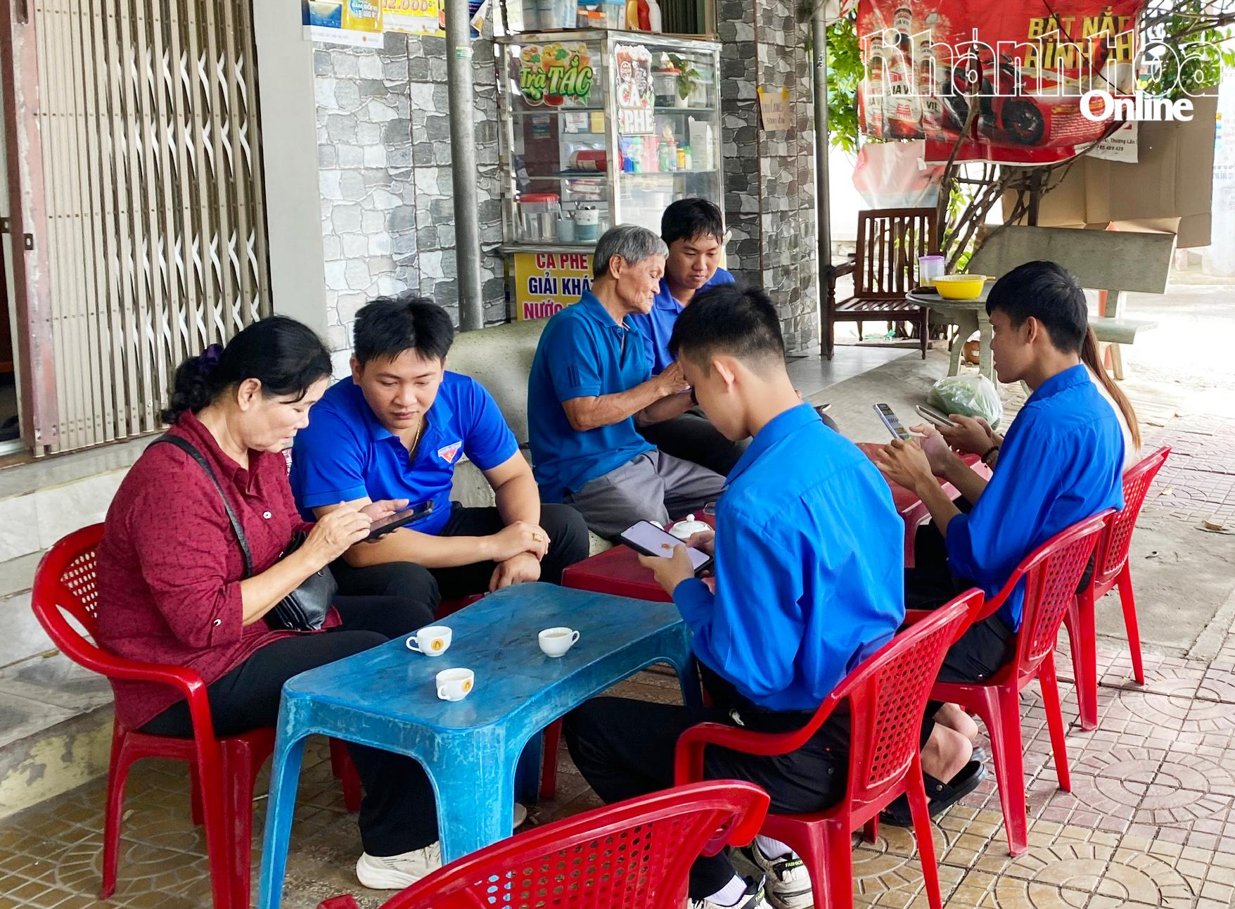 Đoàn phường Phan Rang tuyên truyền nâng cao kỹ năng số cho người dân.