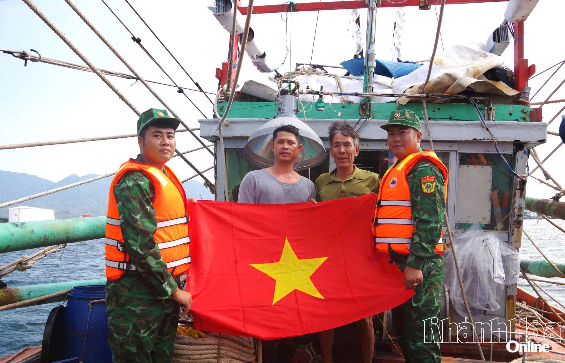 Đồn Biên phòng Cam Ranh tặng cờ Tổ quốc cho ngư dân.