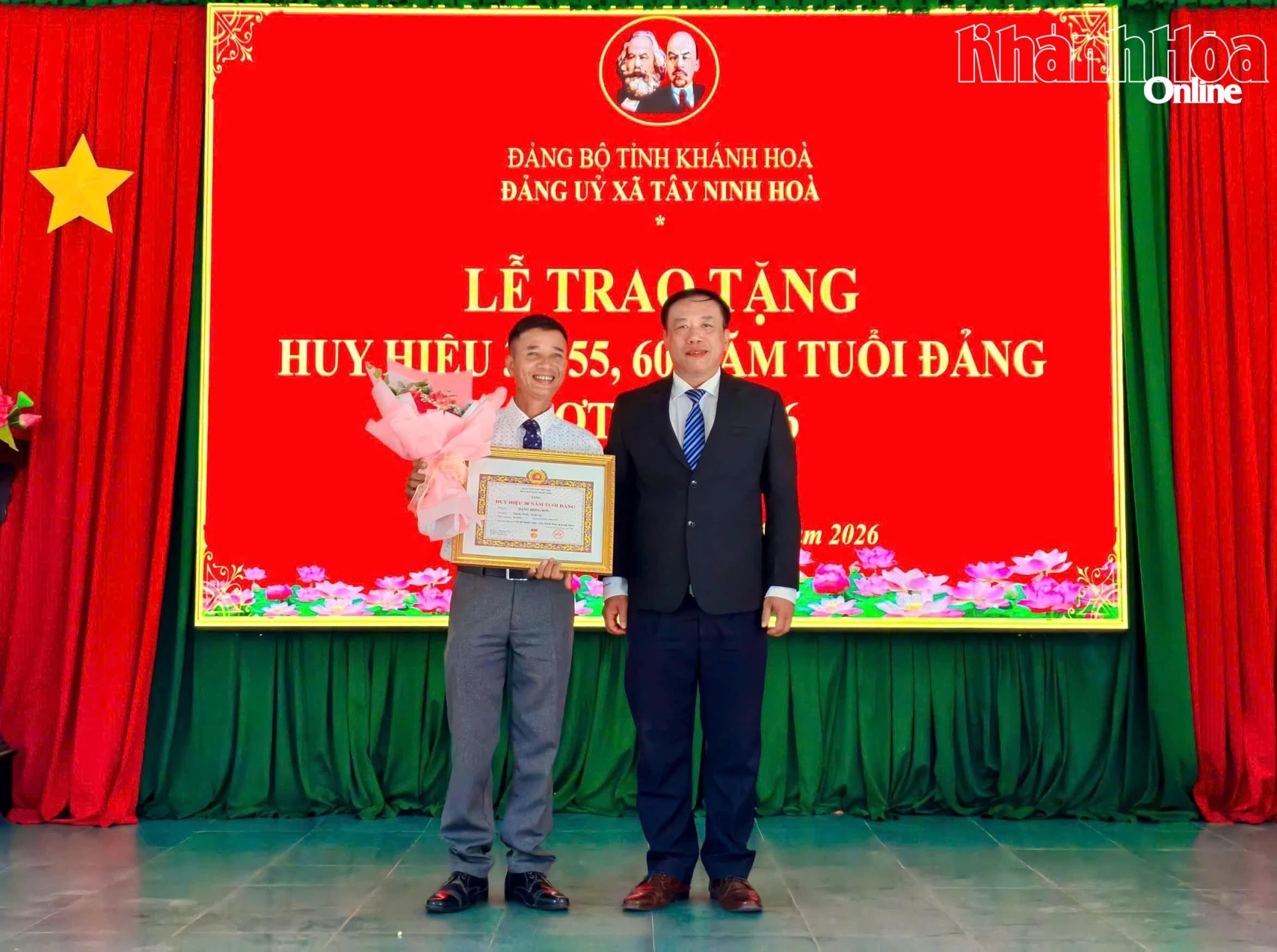 Đồng chí Bùi Thế An - Bí thư Đảng ủy, Chủ tịch HĐND xã Tây Ninh Hòa trao Huy hiệu Đảng cho đảng viên Nguyễn Hồng Sơn