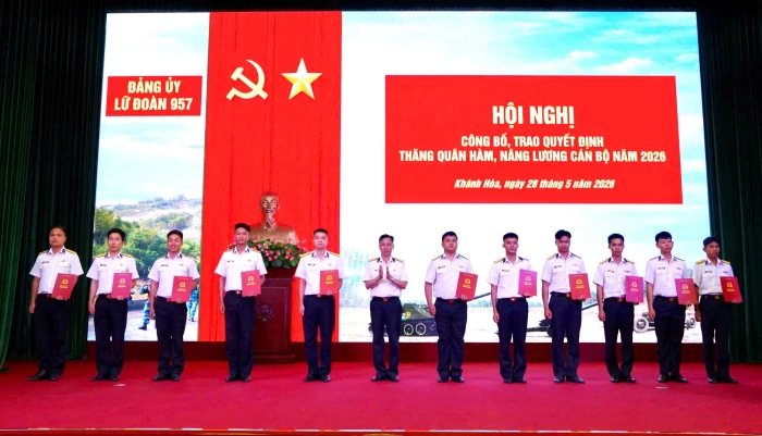 Lữ đoàn 957 công bố quyết định thăng quân hàm, nâng lương cán bộ năm 2026
