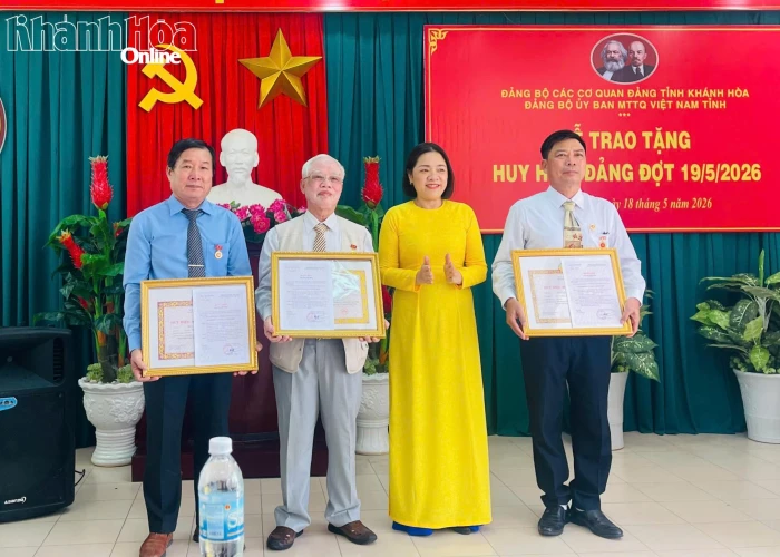 Đảng ủy Ủy ban MTTQ Việt Nam tỉnh Khánh Hòa tổ chức trao Huy hiệu Đảng cho 4 đảng viên