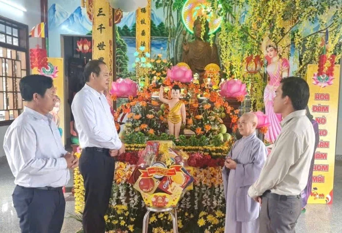 Lãnh đạo xã Hòa Trí thăm, tặng quà các cơ sở tôn giáo nhân dịp Đại lễ Phật đản