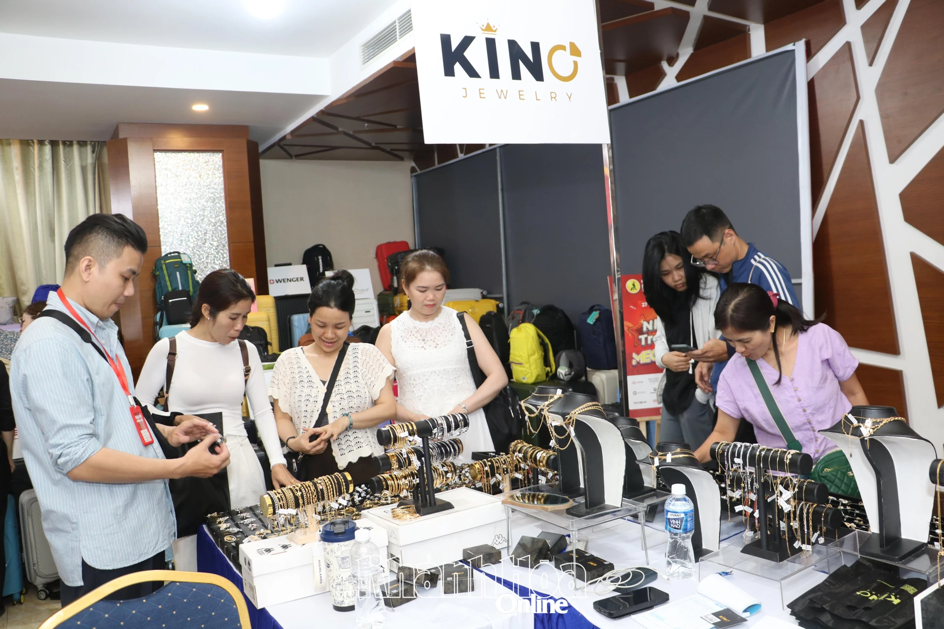 Đông đảo người dân và du khách tham quan, mua sắm.