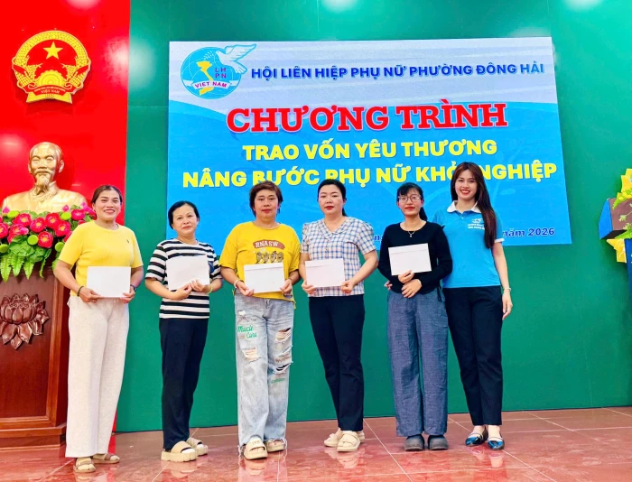 Hội Liên hiệp Phụ nữ phường Đông Hải trao vốn hỗ trợ phụ nữ khởi nghiệp