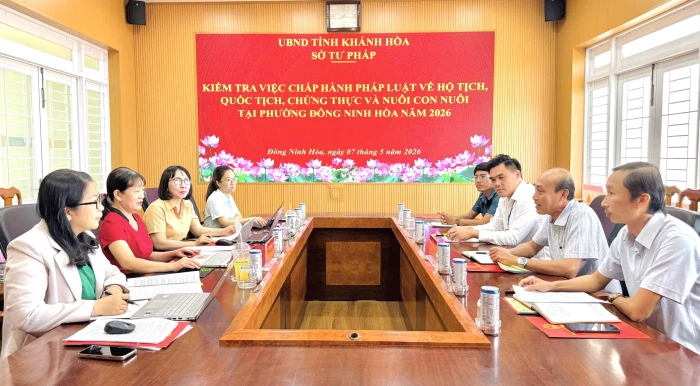Sở Tư pháp kiểm tra công tác chứng thực, hộ tịch tại phường Đông Ninh Hòa 