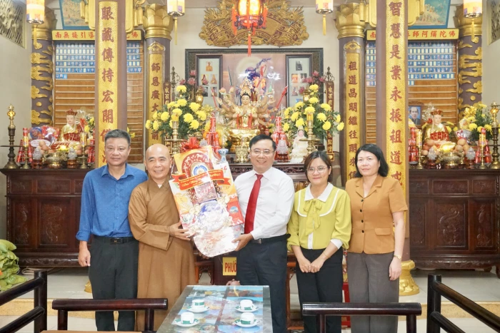 Thăm, tặng quà các cơ sở, chức sắc Phật giáo nhân dịp lễ Phật đản - Phật lịch 2570