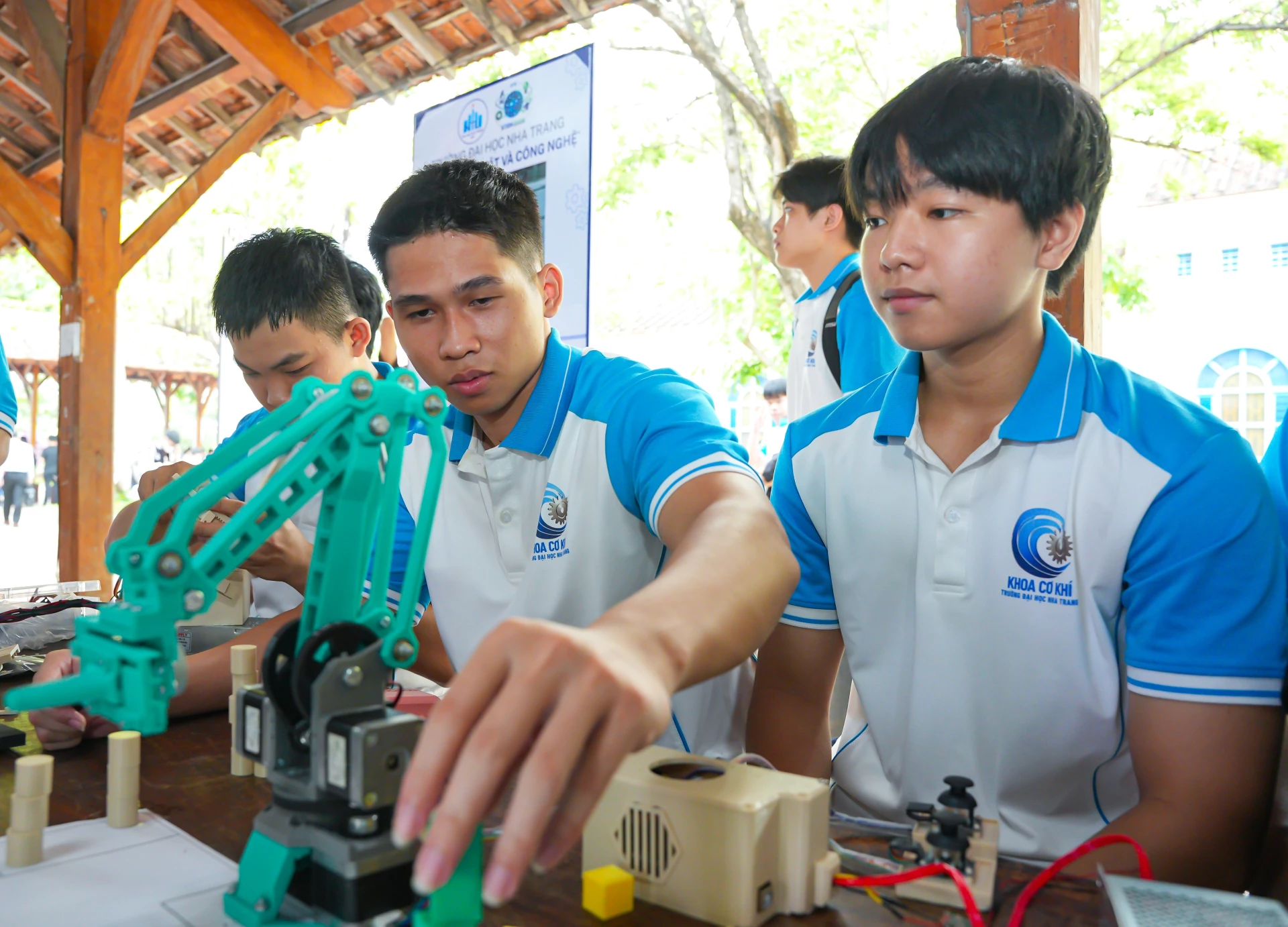 Sinh viên lắp ráp các mô hình kỹ thuật điện - điện tử. 