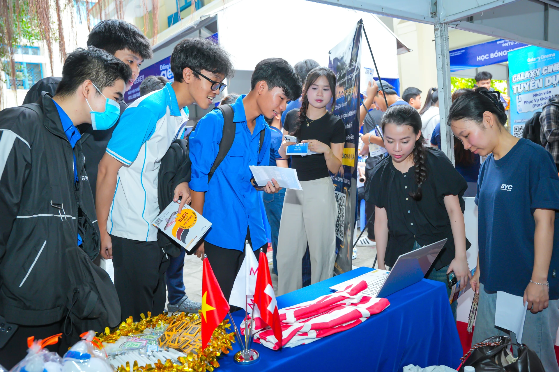 Đông đảo sinh viên có mặt tại các gian hàng của doanh nghiệp. 