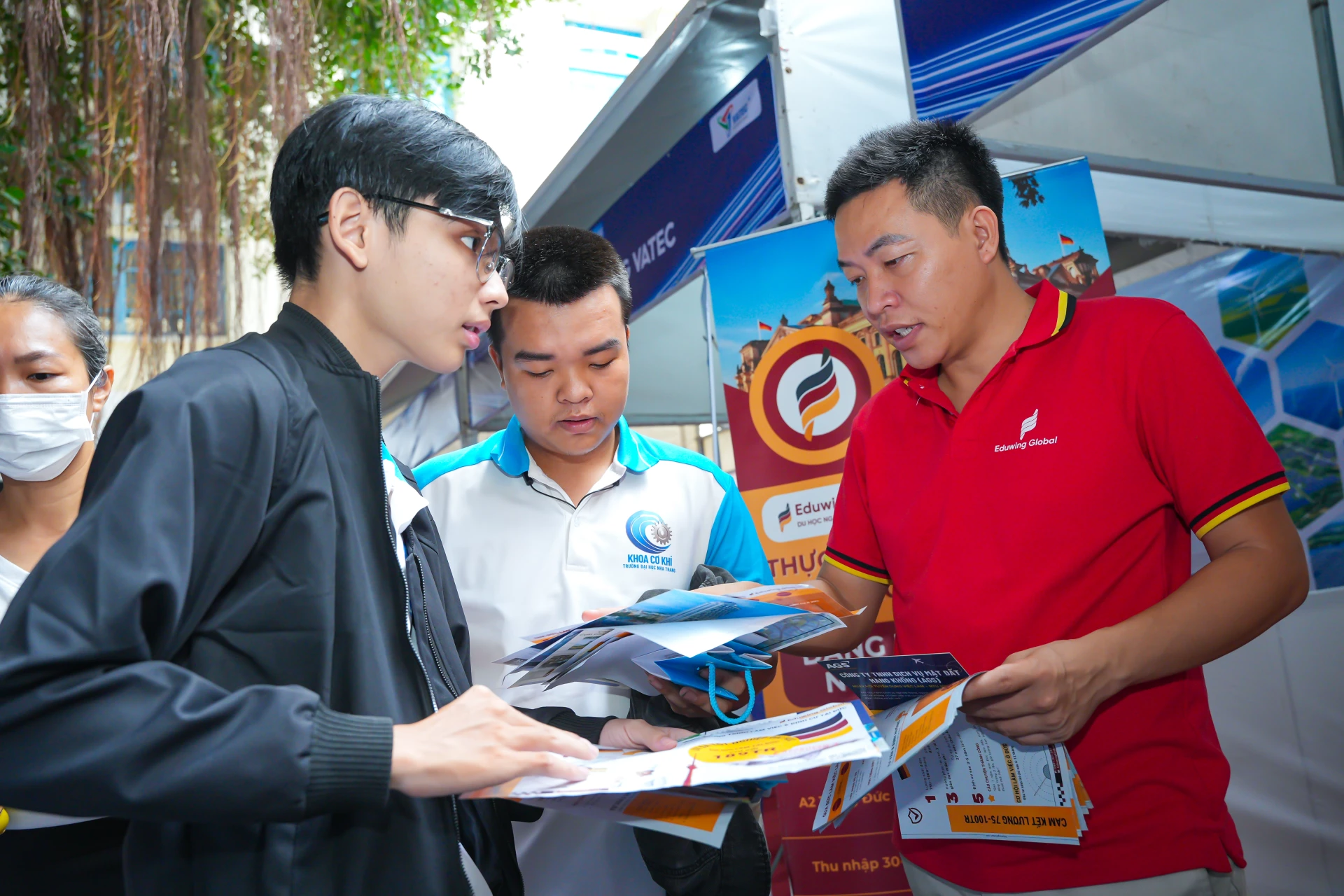Sinh viên tìm hiểu thông tin tại ngày hội tuyển dụng. 