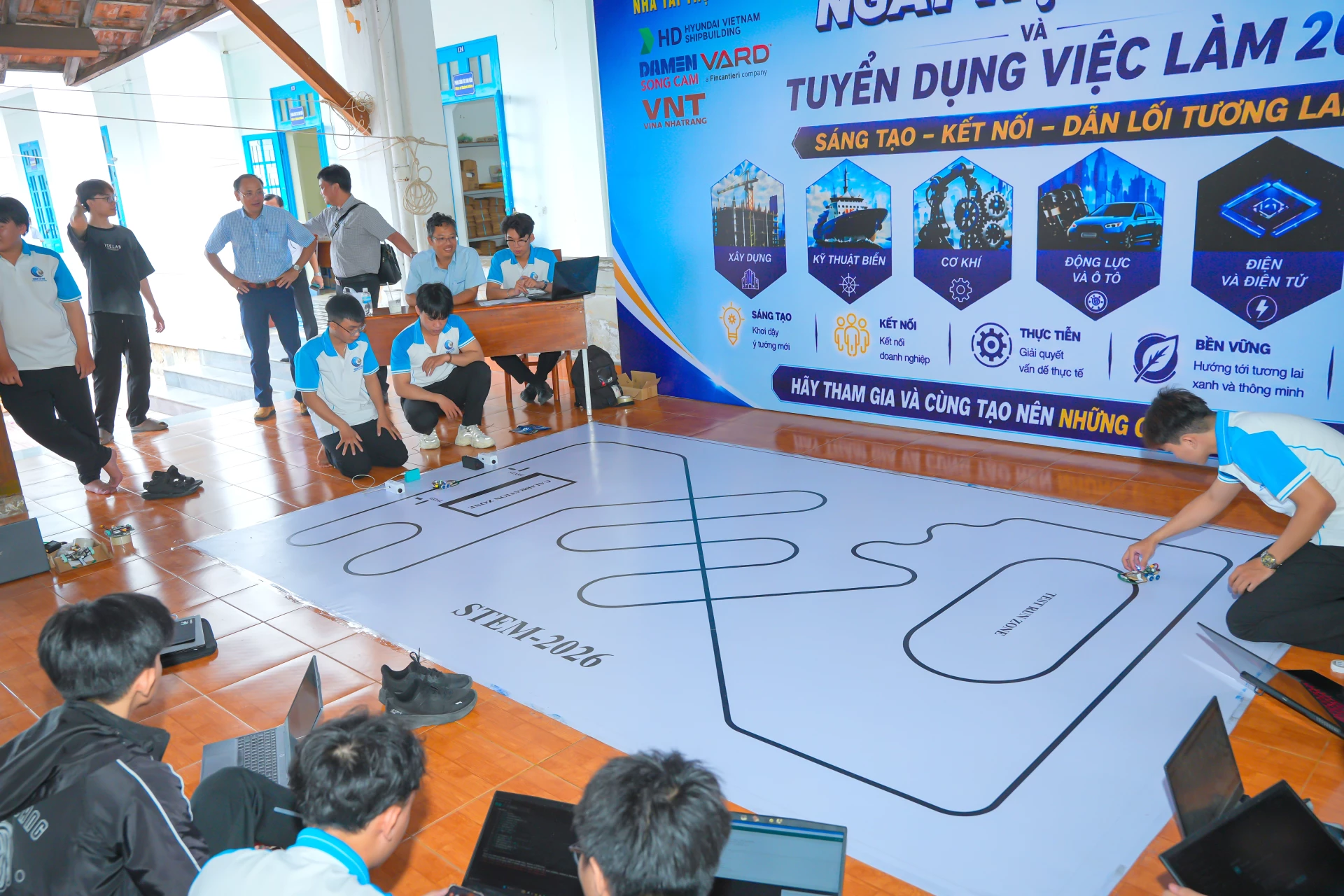 Các robot dò đường do sinh viên chế tạo. 