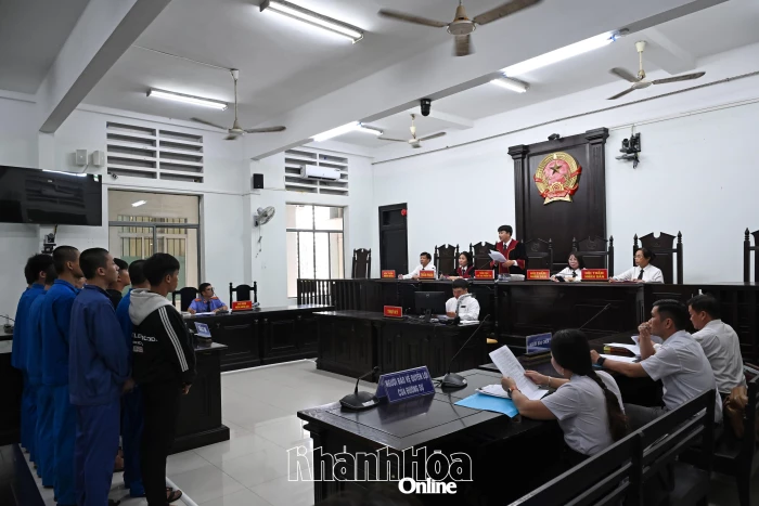 Rủ nhau chém người, 12 thanh niên vào tù
