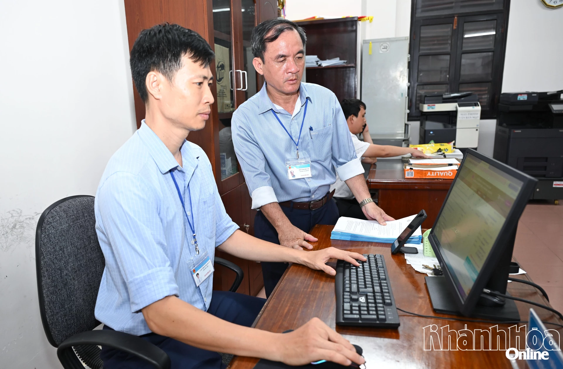 Cán bộ, công chức Sở Nội vụ trả lời phiếu điều tra trên phần mềm.