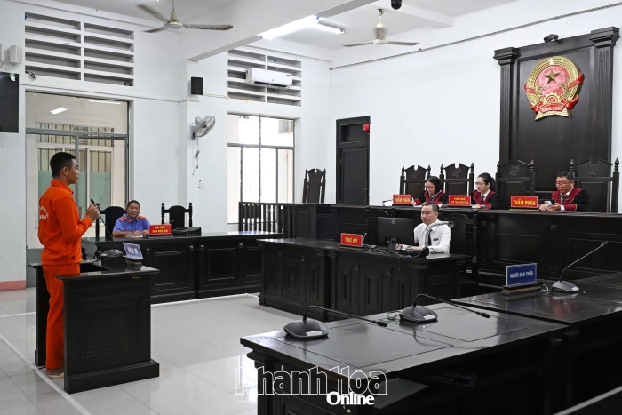 Giật điện thoại, thanh niên lãnh 4 năm 6 tháng tù