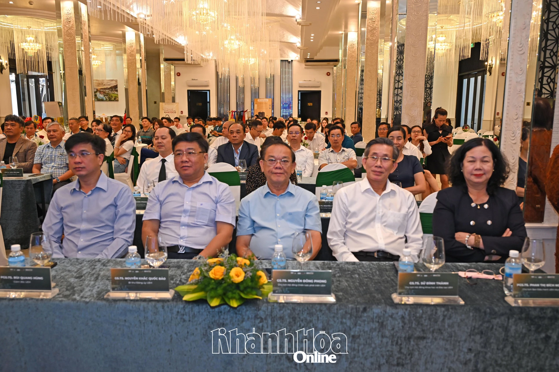 Các đại biểu tham dự chương trình.
