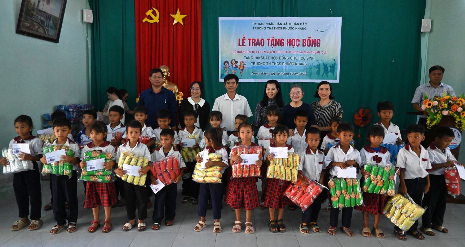 Bà Hoàng Thị Út Lan - nguyên Chủ tịch UBND tỉnh Ninh Thuận (cũ) cùng lãnh đạo xã Thuận Bắc và Ban Giám hiệu nhà trường trao học bổng cho học sinh có hoàn cảnh khó khăn.