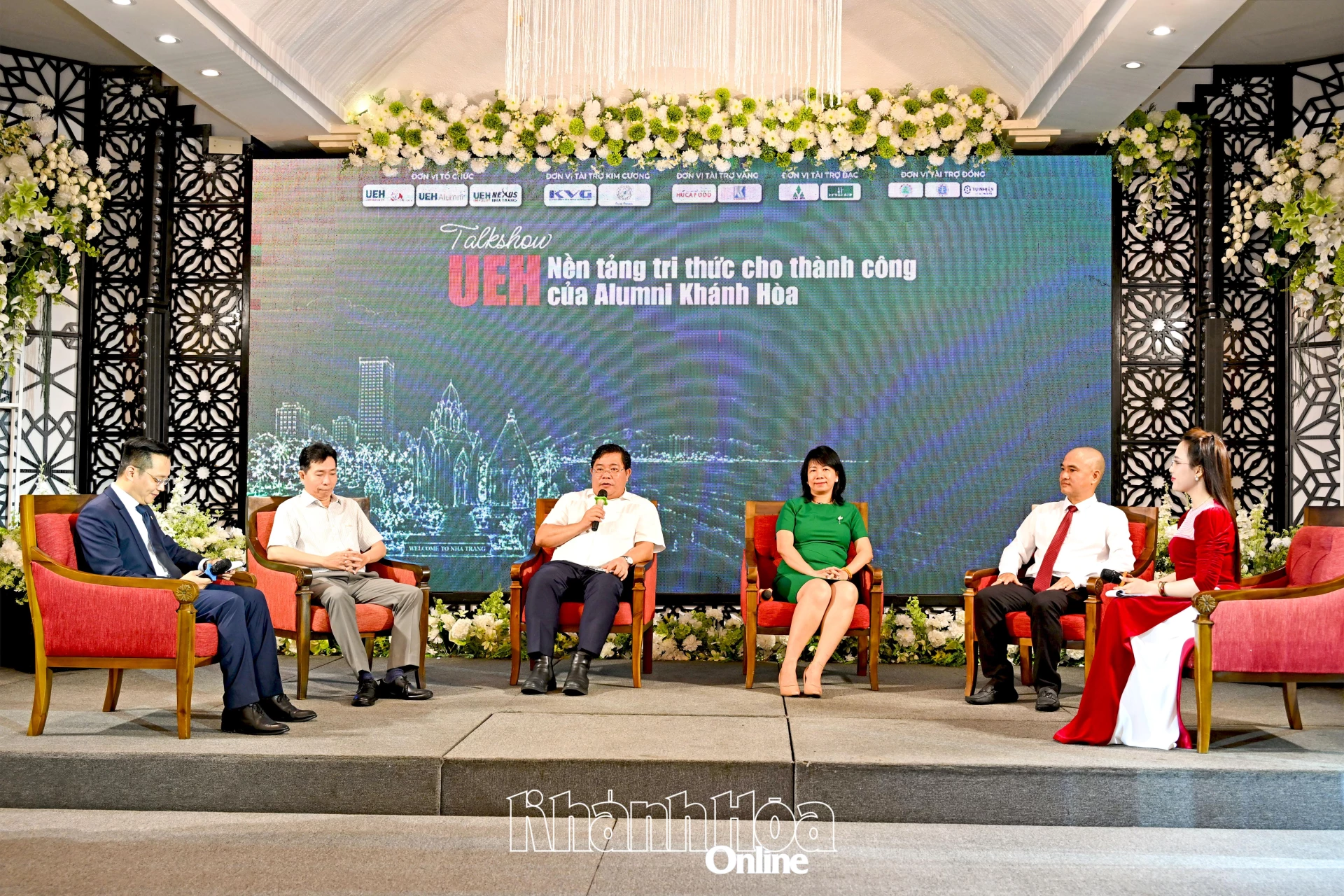 Các đại biểu tham gia talkshow UEH - Nền tảng tri thức cho hành trình thành công của Alumni Khánh Hòa.
