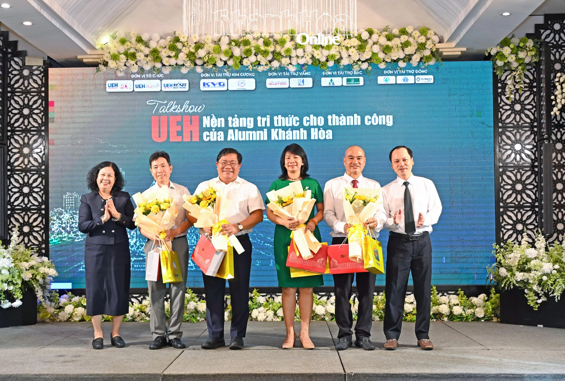 Đại diện Ban lãnh đạo Đại học Kinh tế TP. Hồ Chí Minh và Ban liên lạc cựu sinh viên, học viên Đại học Kinh tế TP. Hồ Chí Minh Khánh Hòa tặng hoa, quà cho đại biểu tham gia talkshow. 