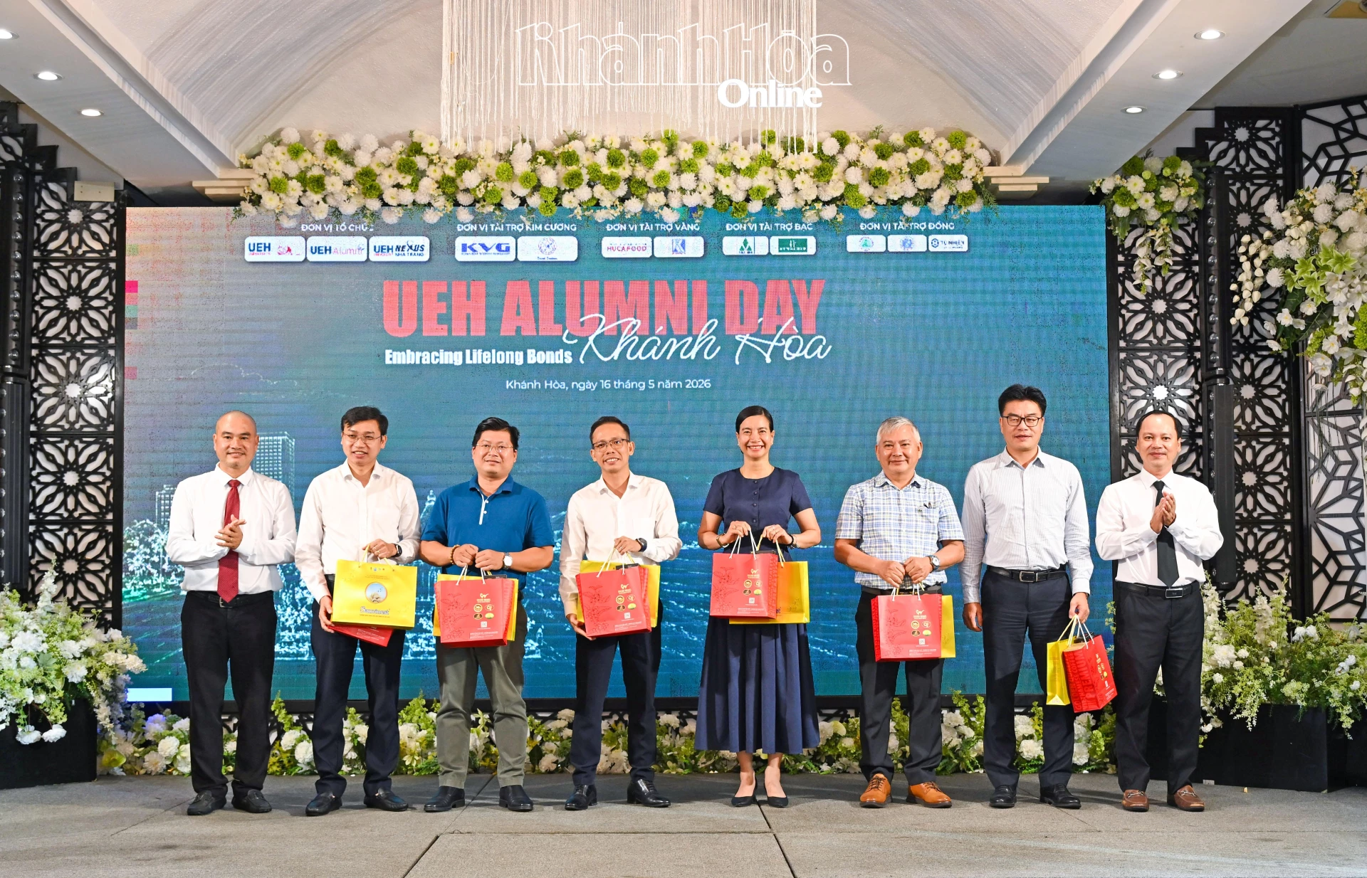 Đại diện Ban liên lạc cựu sinh viên, học viên Đại học Kinh tế TP. Hồ Chí Minh tại Khánh Hòa tặng quà các giảng viên Đại học Kinh tế TP. Hồ Chí Minh tham dự chương trình.