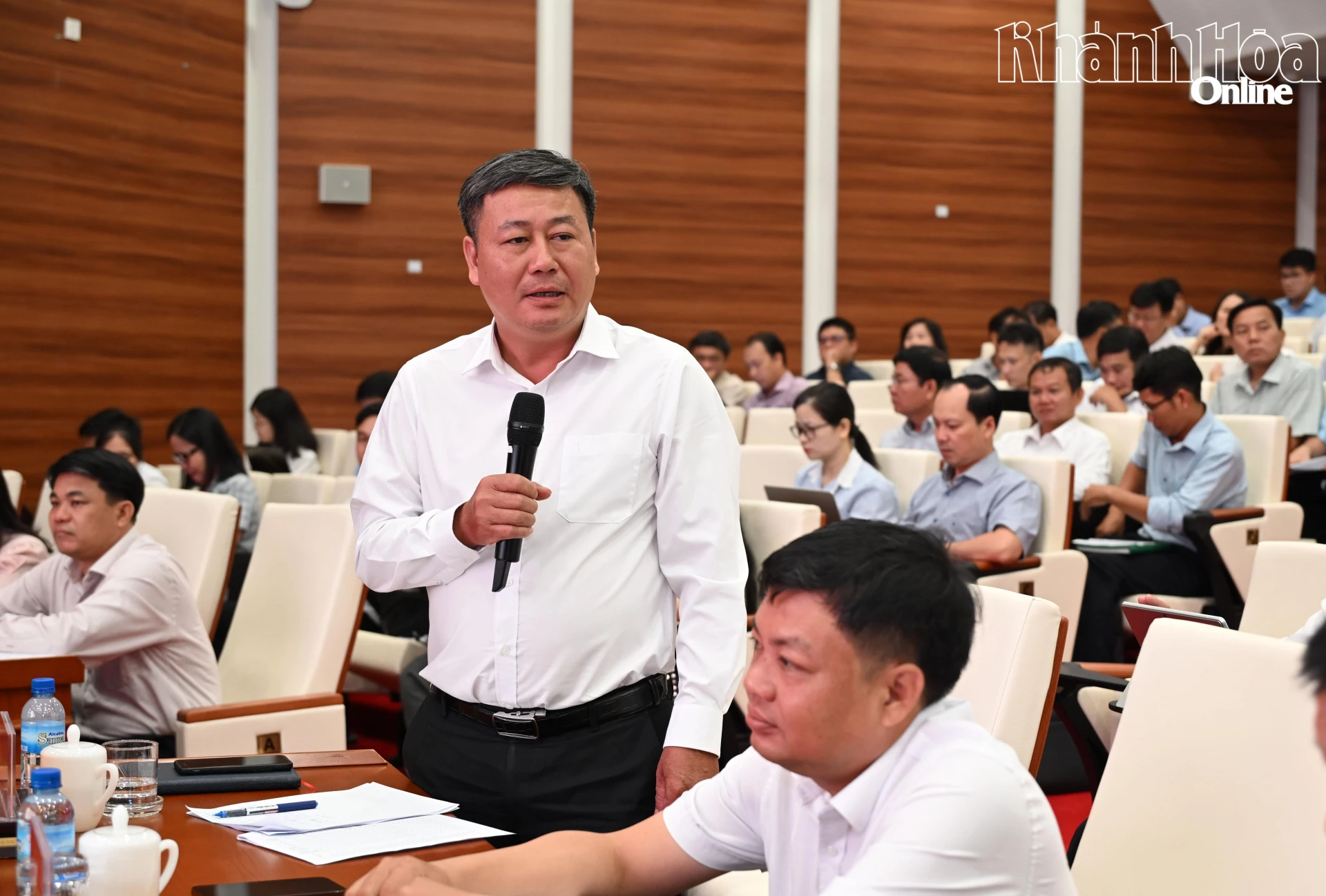 Lãnh đạo Ban Tổ chức Tỉnh ủy giải đáp ý kiến của xã, phường.