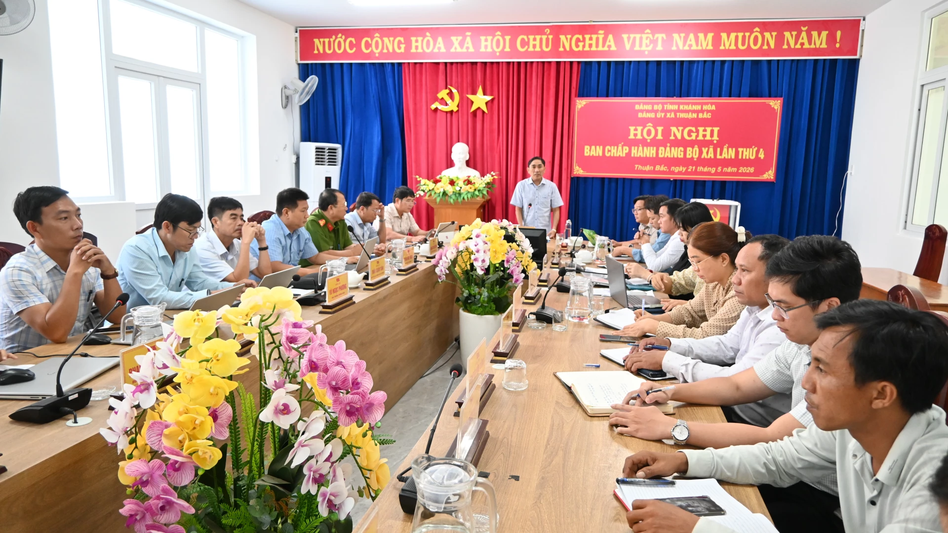 Ông Hồ Sĩ Sơn - Bí thư Đảng ủy, Chủ tịch HĐND xã chủ trì hội nghị.