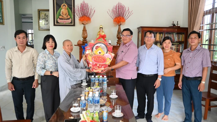 Lãnh đạo xã Thuận Bắc thăm các cơ sở, chức sắc Phật giáo
