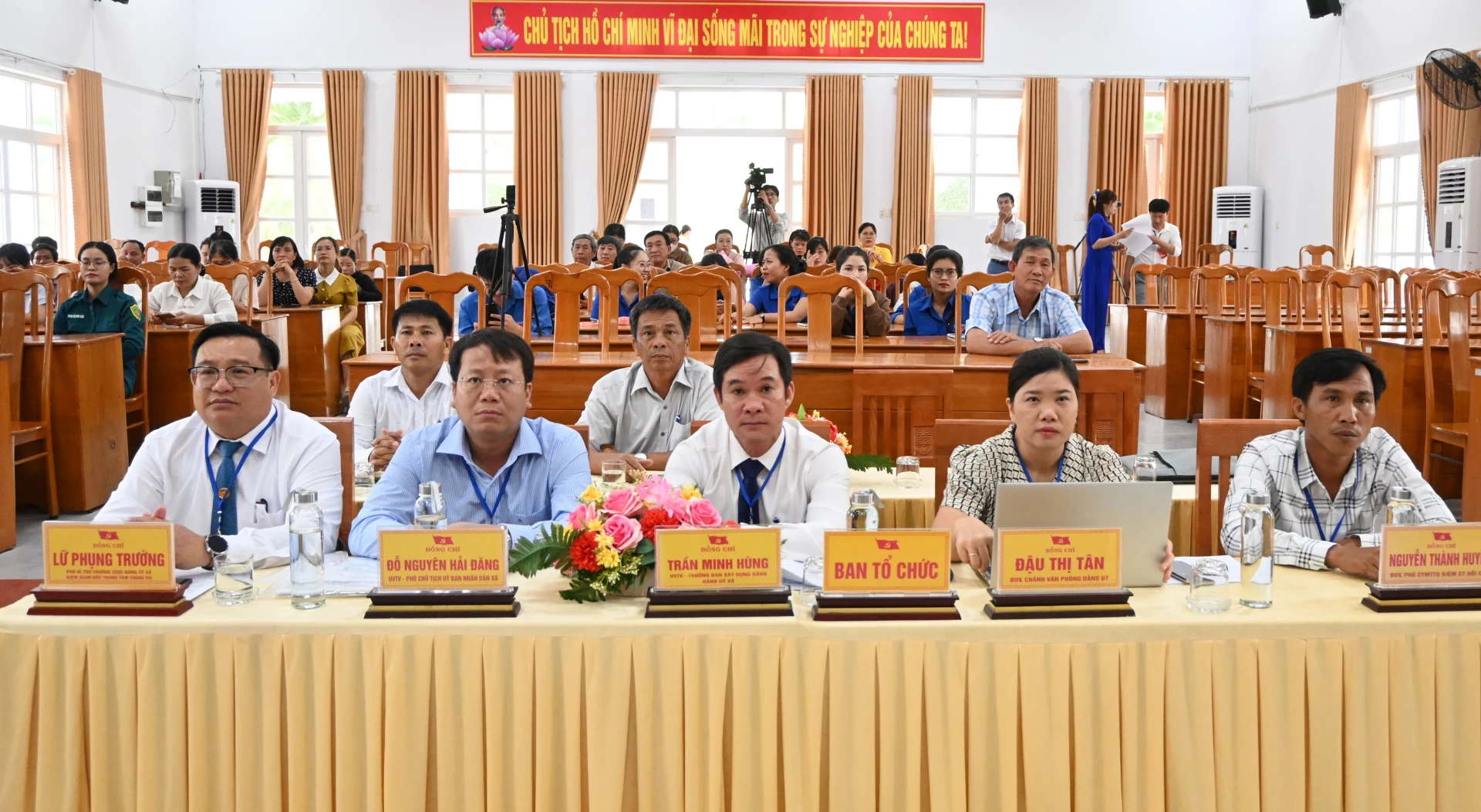 Các đại biểu, thí sinh tại hội thi.